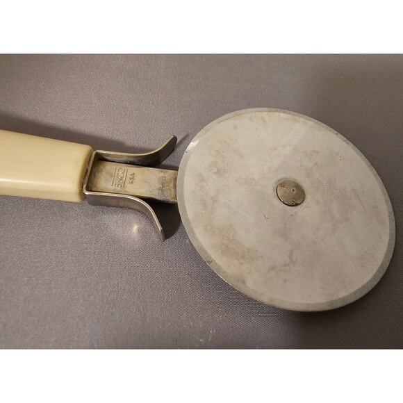 Vintage Ekco Pizza Cutter/Wheel/Slice Ivory Handle Stainless Steel USA - 8" (in) - Picture 2 of 7